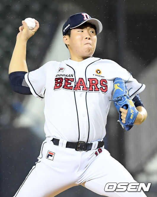 9회초 마운드에 오른 두산 김민규가 공을 뿌리고 있다. /cej@osen.co.kr/cej@osen.co.kr