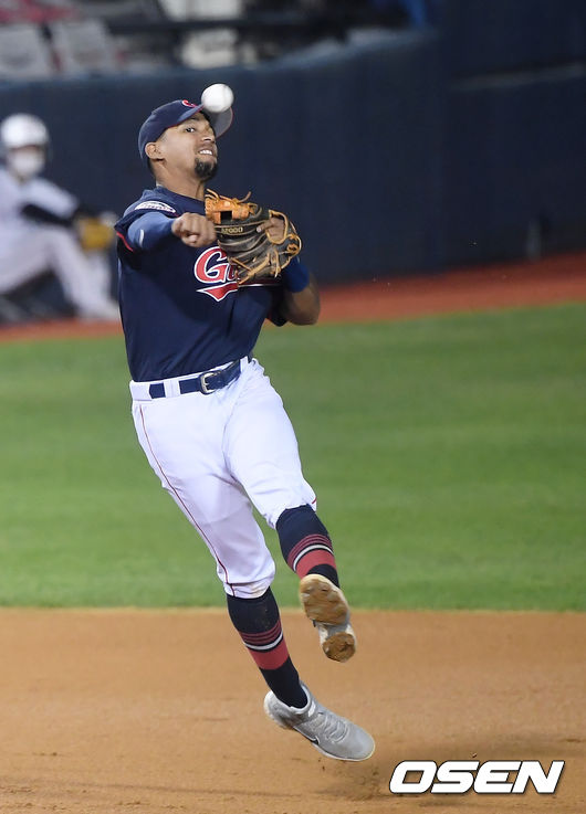 3회말 1사 롯데 마차도가 두산 페르난데스의 타구를 잡아 1루로 송구하고 있다. /youngrae@osen.co.kr