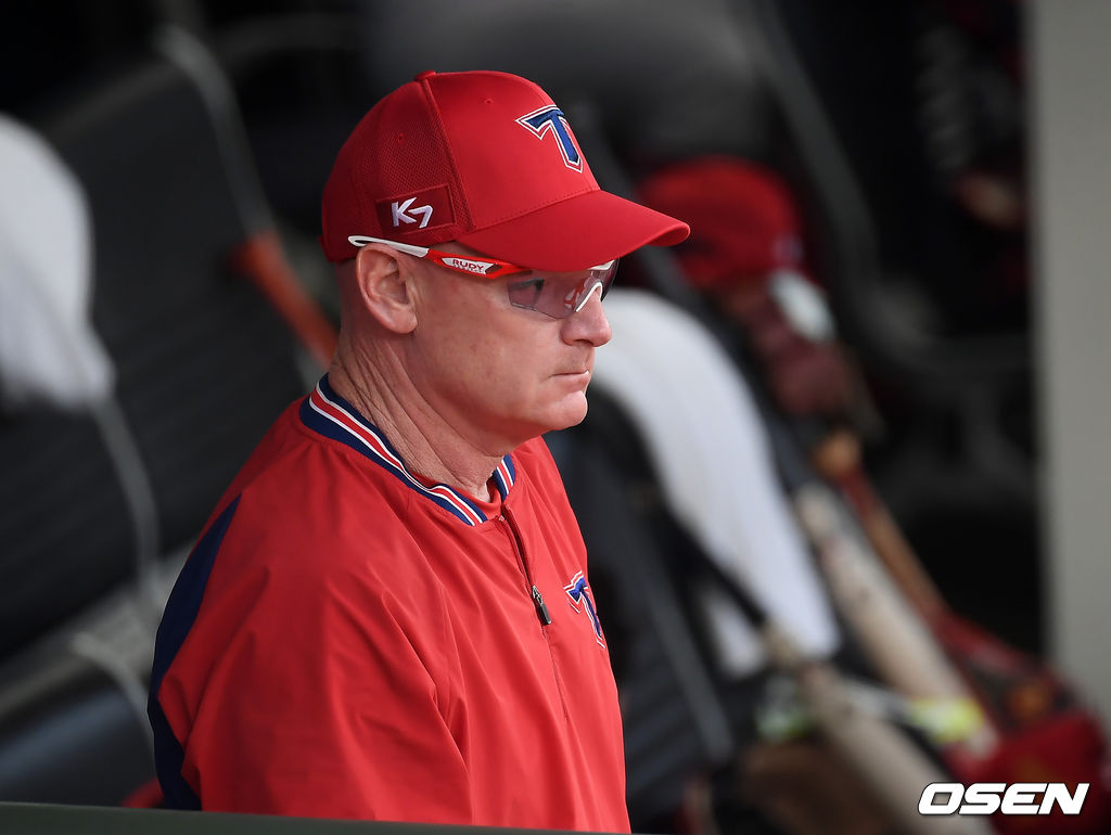 KIA 윌리엄스 감독이 경기를 지켜보고 있다. /youngrae@osen.co.kr