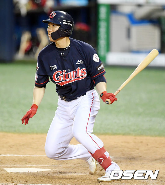 7회초 2사 만루 롯데 오윤석이 3루수 내야 안타를 때려내고 있다. /cej@osen.co.kr