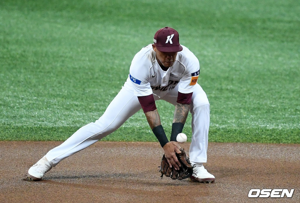 1회초 무사에서 키움 러셀이 KIA 최원준의 2루땅볼에 실책을 범하고 있다. /jpnews@osen.co.kr