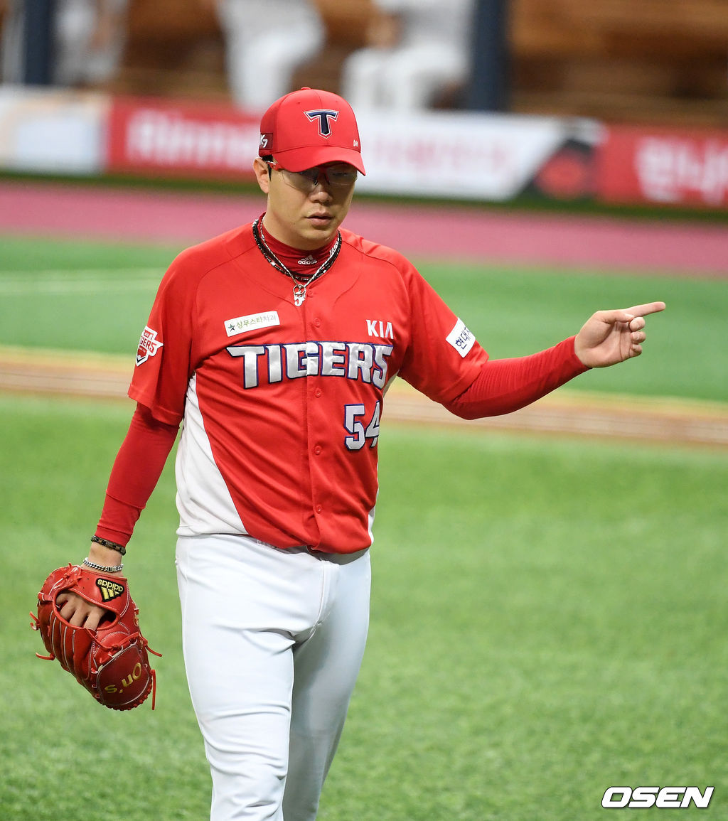 5회말 수비를 마친 KIA 양현종이 더그아웃으로 향하고 있다. /jpnews@osen.co.kr