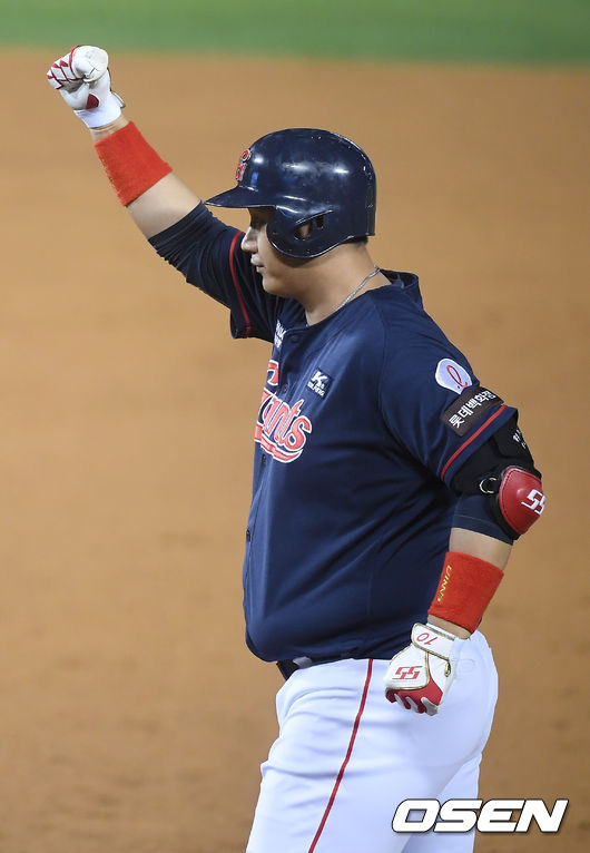 20일 오후 서울 잠실야구장에서 '2020 신한은행 SOL KBO리그' 두산 베어스와 롯데 자이언츠의 경기가 열렸다.9회초 무사 2,3루 롯데 이대호가 역전 적시타를 때린 뒤 기뻐하고 있다. /youngrae@osen.co.kr