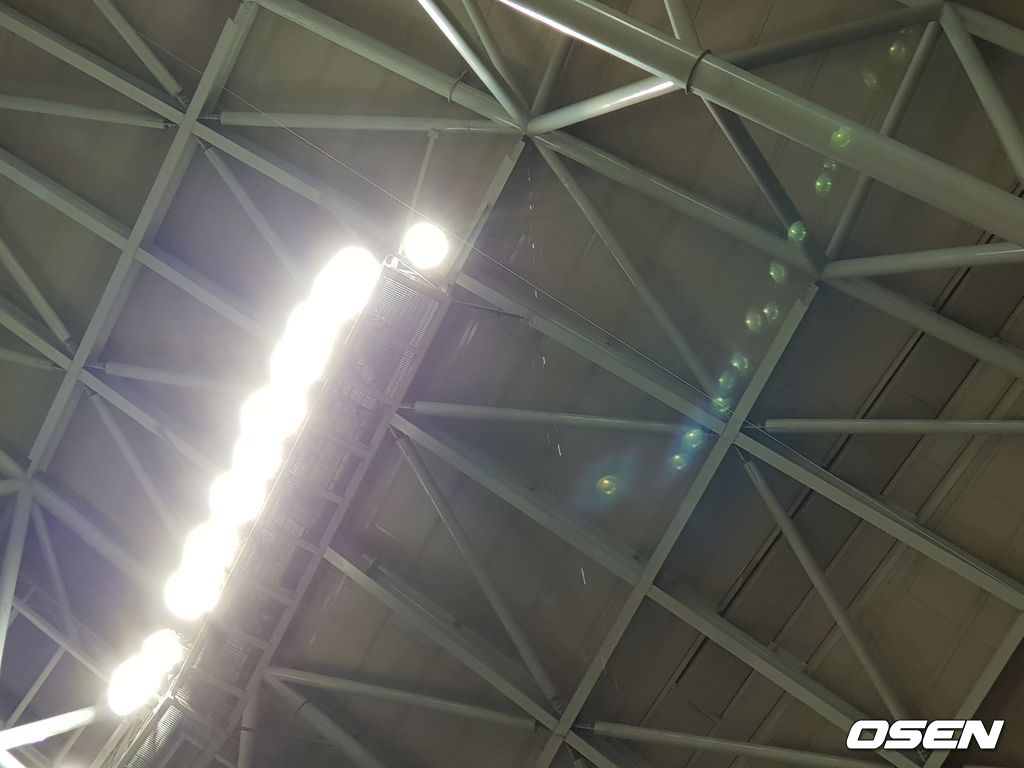 비가 새는 고척스카이돔. /fpdlsl72556@osen.co.kr 