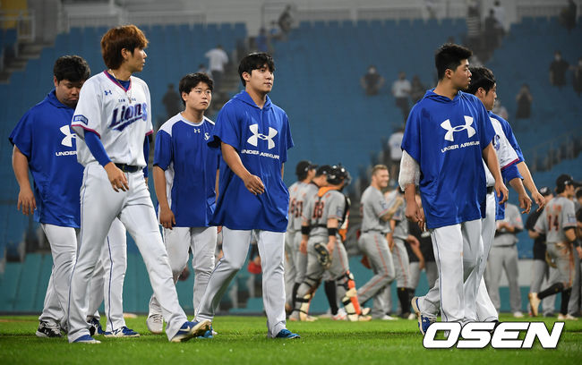 한화는 29일 대구 삼성라이온즈파크에서 열린 2020 신한은행 SOL KBO리그 삼성과의 원정경기를 12-7 역전승으로 장식했다. 3회초에만 대거 6득점 빅이닝을 보내는 등 장단 18안타 12득점을 폭발했다. 18안타 12득점 모두 올 시즌 한화의 팀 최다 기록. 5연패에 빠진 삼성 선수단이 그라운드를 나서고 있다. /youngrae@osen.co.kr