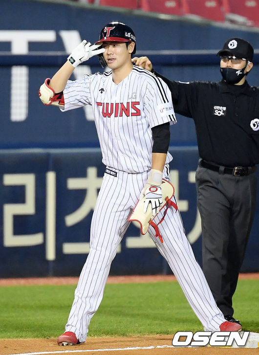 3회말 LG 선두타자 홍창기가 좌중간 3루타를 날린 후 3루에서 브이사인을 보내고 있다./ rumi@osen.co.kr