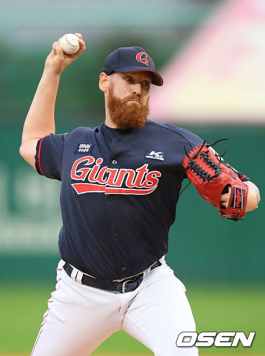 롯데 선발 스트레일리가 마운드 위에서 힘차게 공을 뿌리고 있다. / rumi@osen.co.kr