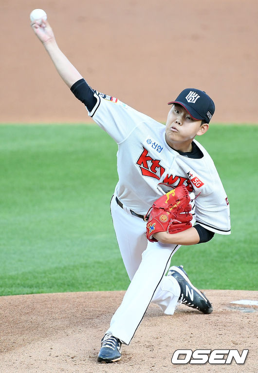 KT 선발 소형준이 마운드 위에서 힘차게 공을 뿌리고 있다. /rumi@osen.co.kr