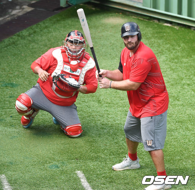 SK 화이트가 훈련을 하고 있다. /youngrae@osen.co.kr