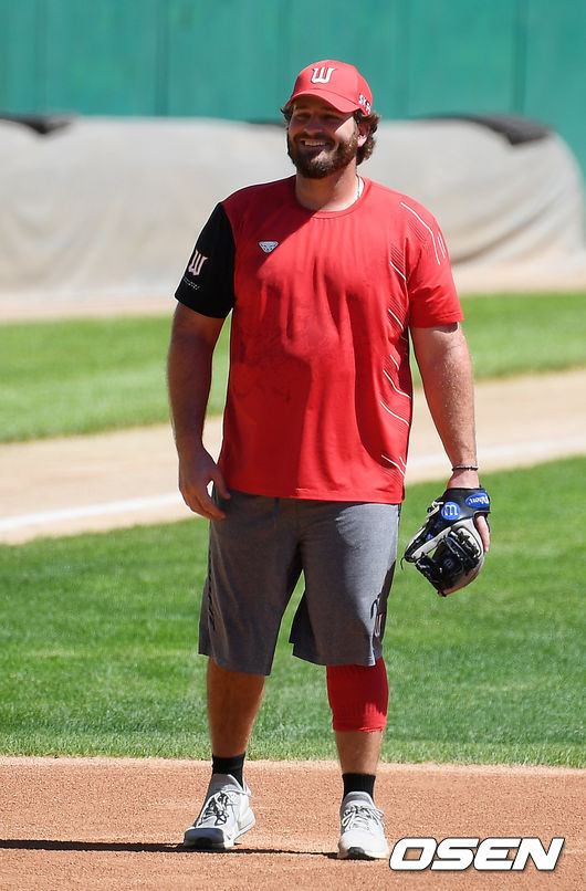 SK 와이번스 새 외국인 타자 타일러 화이트가 이 날 KBO리그 데뷔전을 앞두고 수비훈련을 하며 미소짓고 있다./ rumi@osen.co.kr