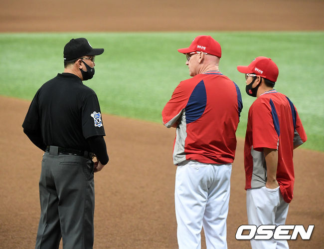 8회말 1사에서 KIA 김호령이 키움 이정후의 타구를 잡아냈지만 심판진은 2루타를 선언했다. 이에 윌리엄스 감독이 그라운드에 나와 심판과 이야기를 나누고 있다. /jpnews@osen.co.kr