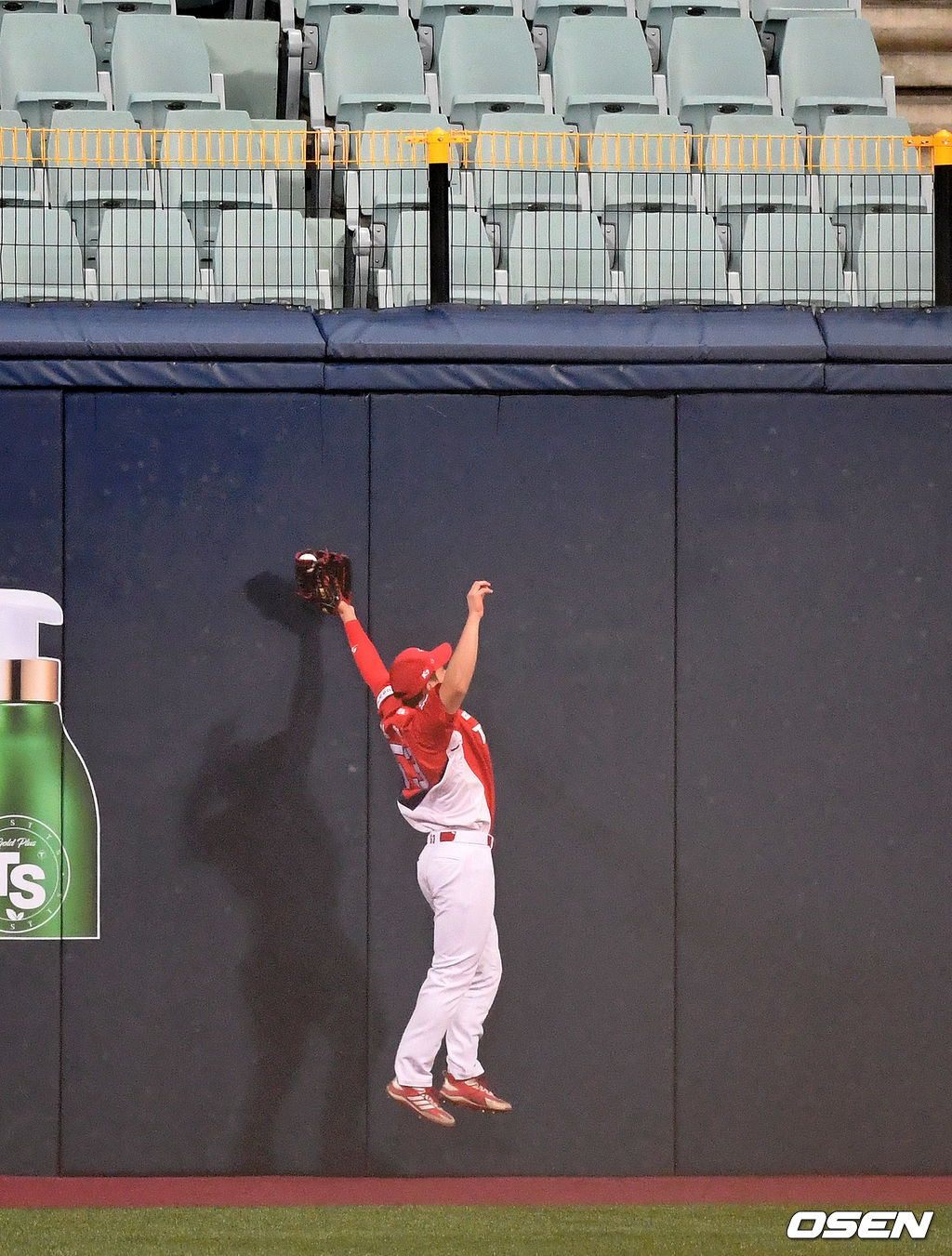 22일 오후 서울 고척스카이돔에서 ‘2020 신한은행 SOL KBO리그’ 키움 히어로즈와 KIA 타이거즈의 경기가 열렸다.  8회말 1사에서 KIA 김호령이 키움 이정후의 타구를 잡아내고 있다. 심판은 2루타 판정. /jpnews@osen.co.kr