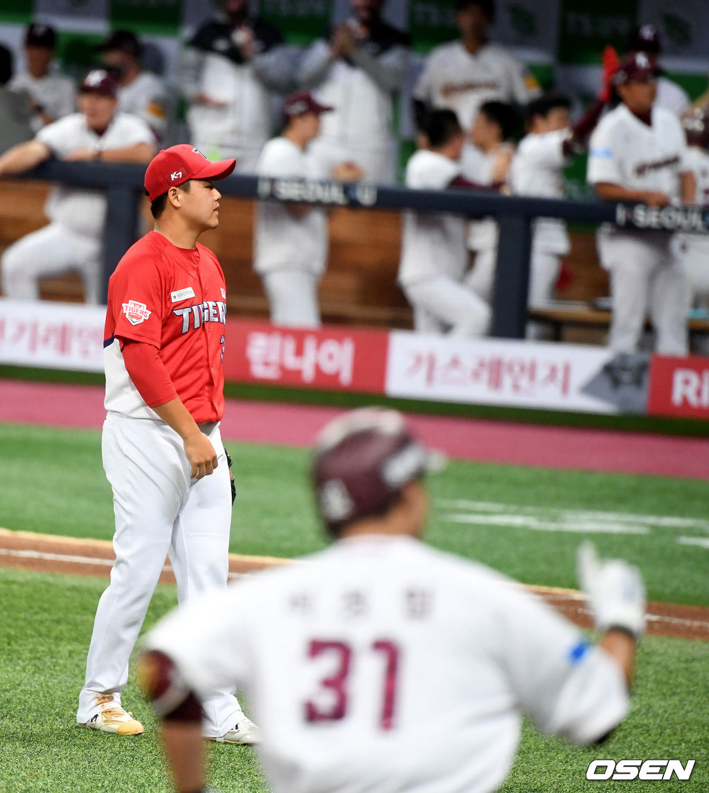 8회말 1사 1,2루에서 KIA 장현식이 키움 허정협에 역전 스리런포를 허용하며 아쉬워하고 있다. /jpnews@osen.co.kr