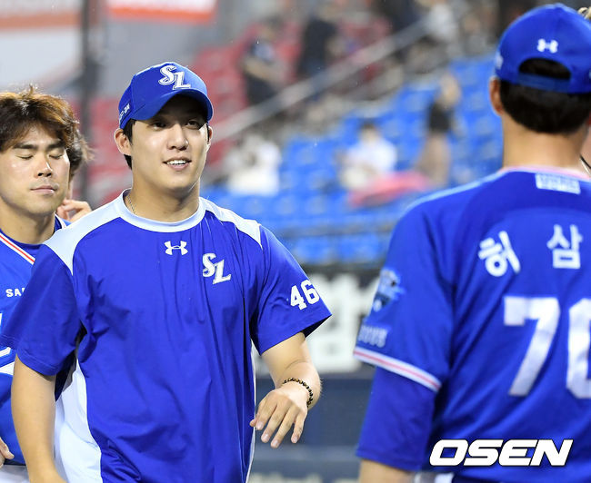 경기 종료 후 원태인이 허삼영 감독의 환영을 받고 있다. /cej@osen.co.kr