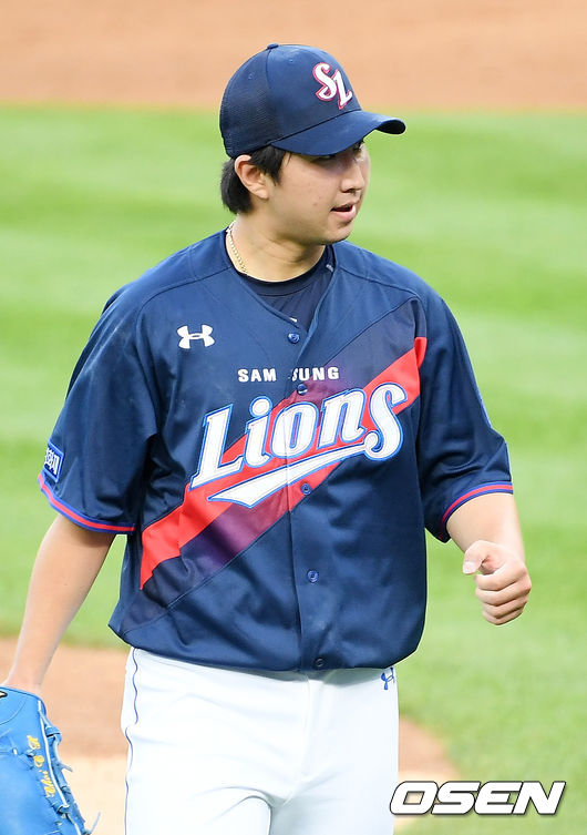 5회초를 마친 삼성 선발 최채흥이 덕아웃으로 향하고 있다./ rumi@osen.co.kr