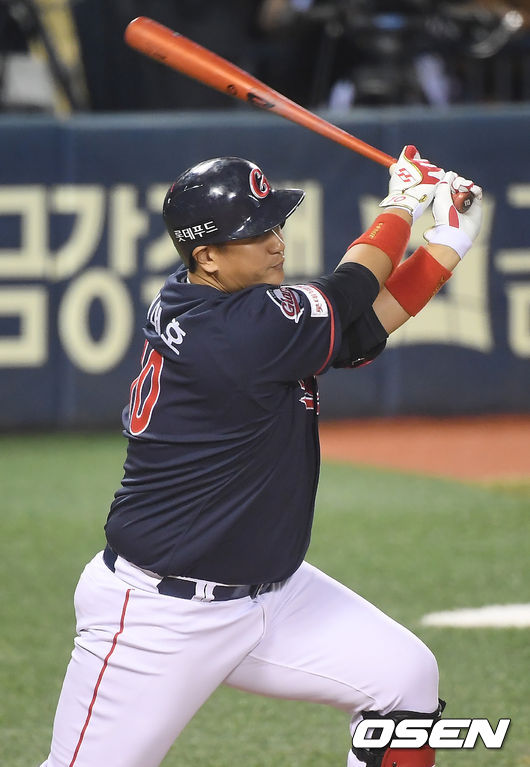 20일 오후 서울 잠실야구장에서 '2020 신한은행 SOL KBO리그' 두산 베어스와 롯데 자이언츠의 경기가 열렸다.9회초 무사 2,3루 롯데 이대호가 역전 적시타를 때려내고 있다. /youngrae@osen.co.kr