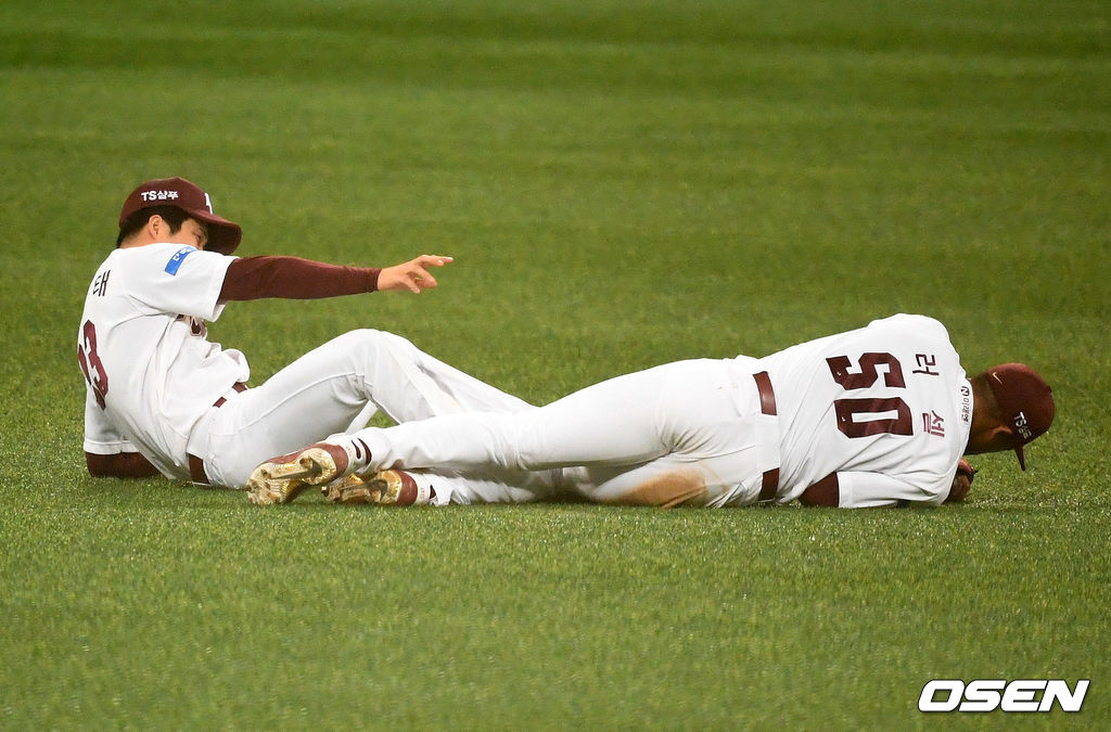 4회초 1사에서 키움 박준태와 러셀이 KIA 최원준의 타구를 처리하며 충돌하고 있다. 러셀은 4회말 타석을 소화하고 교체됐다./jpnews@osen.co.kr