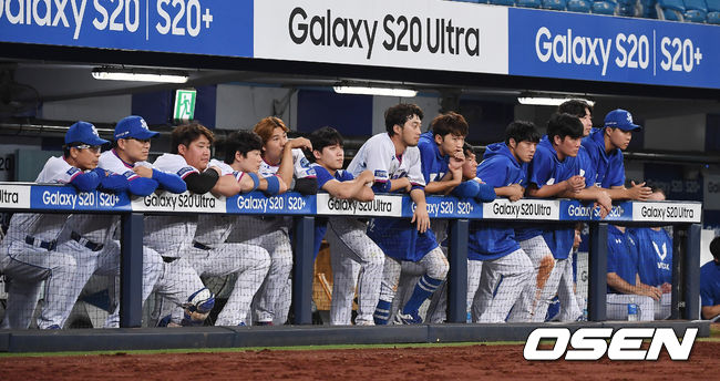 1일 오후 대구 삼성라이온즈파크에서 '2020 신한은행 SOL KBO리그' 삼성 라이온즈와 키움 히어로즈의 경기가 열렸다.9회초 삼성 선수들이 경기를 지켜보고 있다. /youngrae@osen.co.kr