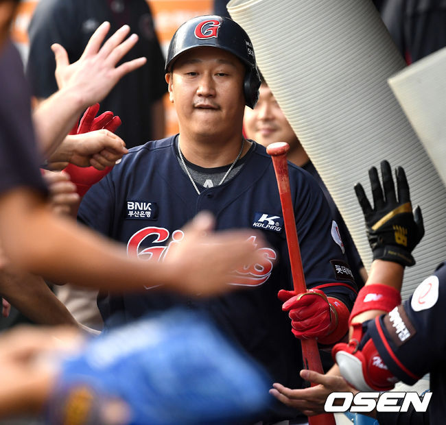 8일 대전 한화생명이글스파크에서 ‘2020 신한은행 SOL KBO리그’ 한화 이글스와 롯데 자이언츠의 경기가 열렸다.3회초 무사 선두타자로 나선 롯데 이대호가 달아나는 좌월 솔로포를 날리고 더그아웃 동료들과 인사를 나누고 있다. KBO리그 9번째 12년 연속 10홈런 기록 달성. / dreamer@osen.co.kr