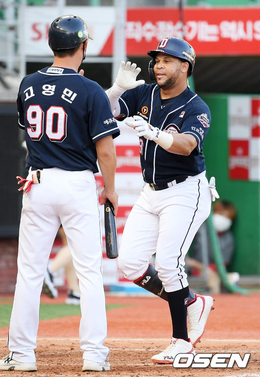 3회초 1사 주자 1루 두산 페르난데스가 우월 역전 투런홈런을 날린 후 홈을 밟고 있다./ rumi@osen.co.kr