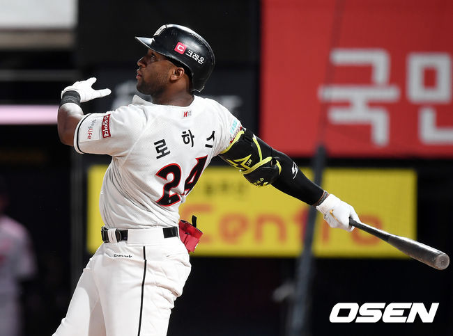 23일 오후 수원 KT위즈파크에서 '2020 신한은행 SOL KBO리그' KT 위즈와 NC 다이노스의 경기가 열렸다.6회말 1사 1,2루 KT 로하스가 스리런 홈런을 때려내고 있다. /youngrae@osen.co.kr