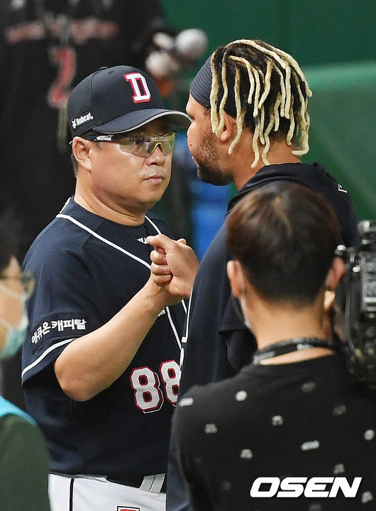 경기를 마치고 두산 페르난데스가 김태형 감독과 하이파이브를 하고 있다./ rumi@osen.co.kr
