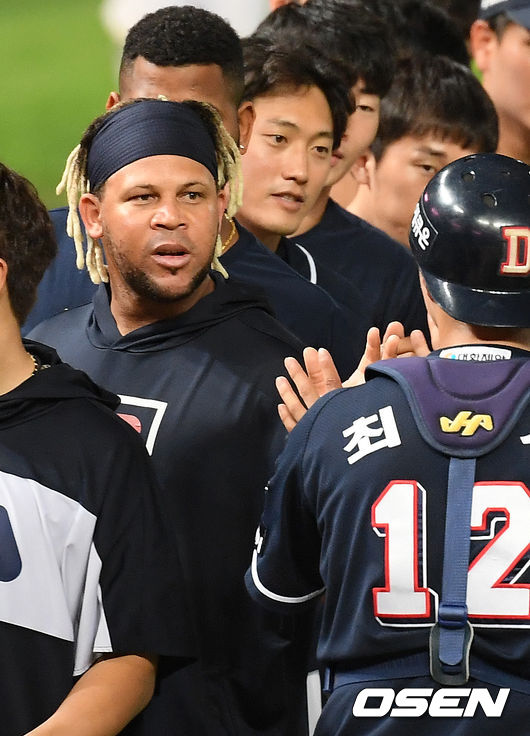 경기를 마치고 두산 페르난데스가 동료들과 하이파이브를 하고 있다./ rumi@osen.co.kr