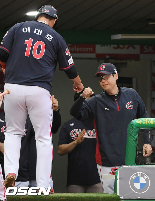 21일 오후 인천 SK행복드림구장에서 ‘2020 신한은행 SOL KBO리그’ SK 와이번스와 롯데 자이언츠의 경기가 열렸다.3회초 2사 주자 만루 롯데 안치홍의 좌익수 앞 2타점 적시타때 홈을 밟은 이대호가 덕아웃에서 허문회 감독과 하이파이브를 하고 있다. / rumi@osen.co.kr