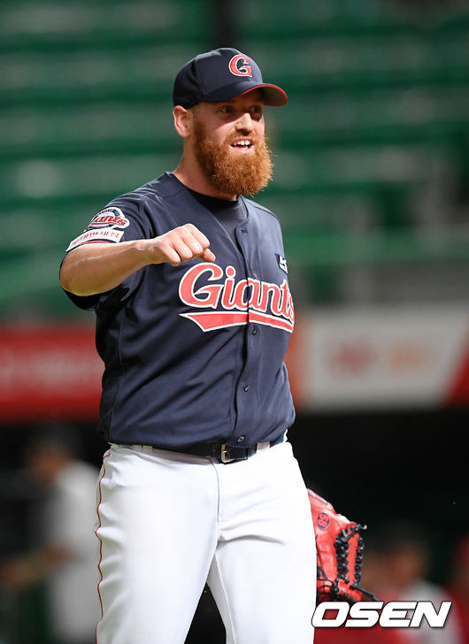 6회말을 마친 롯데 선발 스트레일리가 주먹을 들어올리며 기뻐하고 있다./ rumi@osen.co.kr