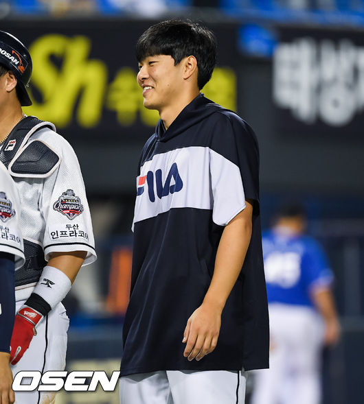 경기종료 후 시즌 5승 성공한 두산 최원준이 미소 짓고 있다.   / soul1014@osen.co.kr