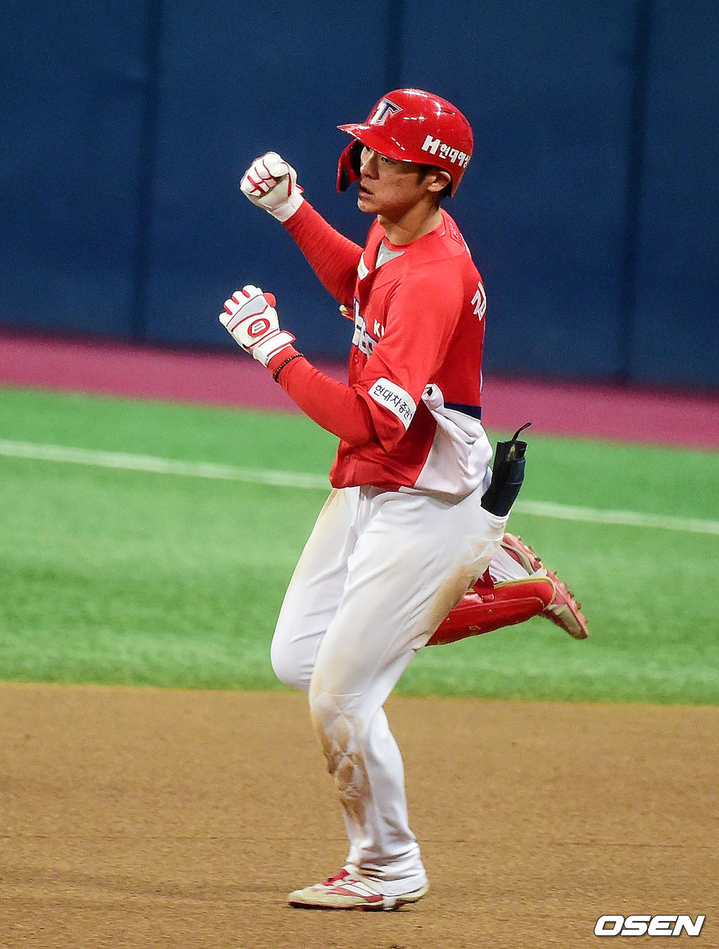 9회초 무사에서 KIA 김규성이 솔로포를 날리고 그라운드를 돌며 기뻐하고 있다. /jpnews@osen.co.kr