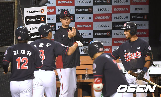 20일 오후 서울 잠실야구장에서 '2020 신한은행 SOL KBO리그' 두산 베어스와 롯데 자이언츠의 경기가 열렸다.9회초 무사 2,3루 롯데 허문회 감독이 이대호의 안타로 득점을 올린 전준우, 김재유에게 박수를 보내고 있다. /youngrae@osen.co.kr