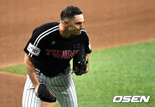 8회말 2사 1, 2루 상황 LG 선발 윌슨이 마운드를 내려가며 주심에게 모자를 벗어 인사하고 있다. /dreamer@osen.co.kr