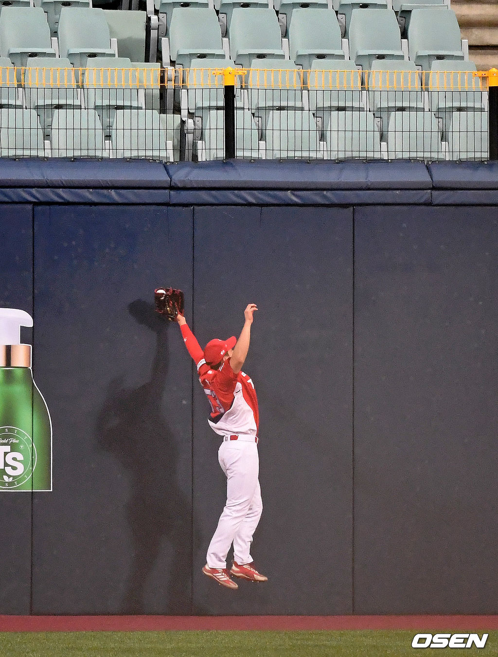 8회말 1사에서 KIA 김호령이 키움 이정후의 타구를 잡아내고 있다. 하지만 심판은 2루타 인정 /jpnews@osen.co.kr