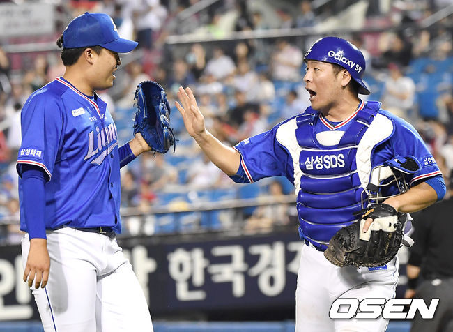 8회말 2사 2,3루 마운드에 오른 삼성 심창민이 LG 가르시아를 투수 앞 땅볼로 처리한 뒤 동료들의 축하를 받고 있다. / youngrae@osen.co.kr