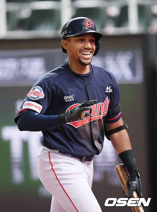 5회초 1사 롯데 한동희에 이어 마차도가 백투백 홈런을 날린 후 홈을 밟으며 환하게 웃고 있다./ rumi@osen.co.kr