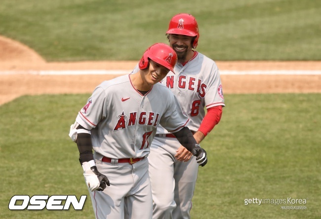 [사진] 21연타석 무안타를 마감한 오타니가 동료의 축하를 받고 있다./ⓒGettyimages(무단전재 및 재배포 금지)