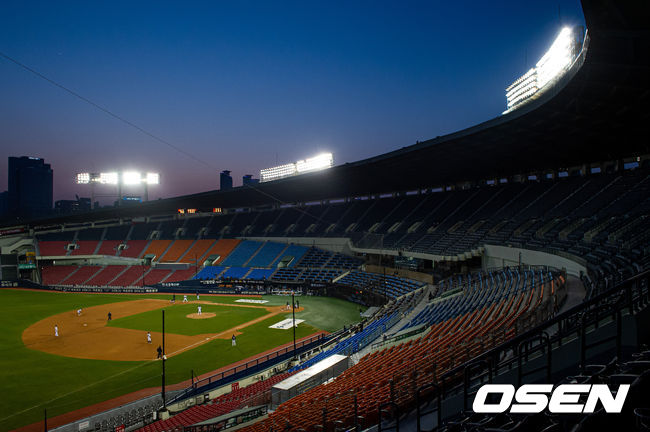 25일 오후 서울 송파구 잠실야구장에서 두산 베어스와 kt wiz의 야간 연습경기가 열렸다.양팀 선수들이 잠실야구장에서 연습경기를 하고 있다. /cej@osen.co.kr