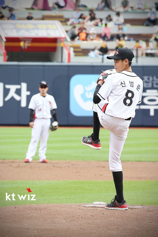 [사진] 2015년 리틀리그 월드시리즈 우승 후, 신범준이 KT 위즈 파크에서 시구한 사진 / KT 위즈 제공