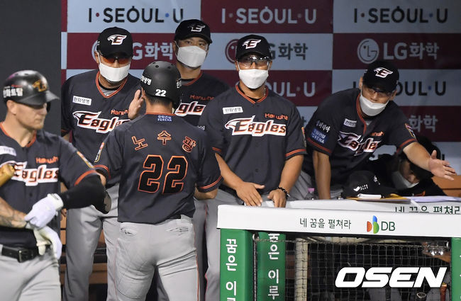 24일 오후 서울 송파구 잠실야구장에서 ‘2020 신한은행 SOL KBO리그’ LG 트윈스와 한화 이글스의 경기가 열렸다.6회초 1사 만루 한화 송광민의 우익수 희생플라이에 득점을 올린 3루주자 노수광이 최원호 감독대행의 환영을 받고 있다. /cej@osen.co.kr