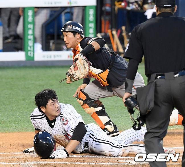 24일 오후 서울 송파구 잠실야구장에서 ‘2020 신한은행 SOL KBO리그’ LG 트윈스와 한화 이글스의 경기가 열렸다.2회말 1사 3루 LG 이형종이 한화 유격수 하주석의 송구 실책으로 홈에서 득점을 올리고 있다. 한화 포수는 이해창. /cej@osen.co.kr