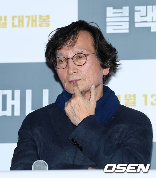 정지영 감독이 기자회견중 생각에 잠겨있다./ rumi@osen.co.kr