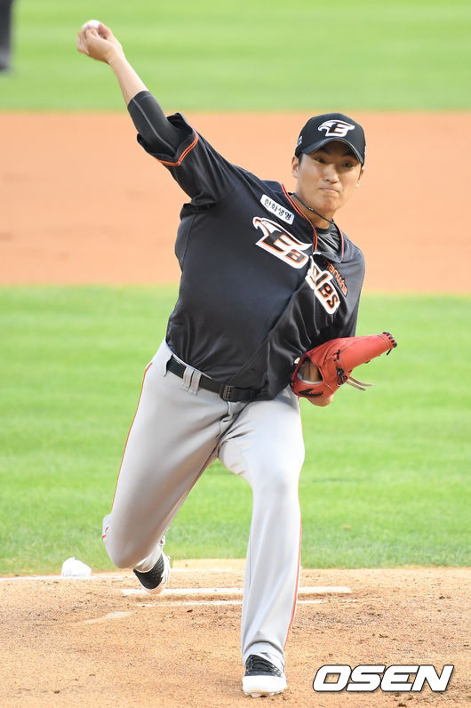1회말 마운드에 오른 한화 선발 김이환이 공을 뿌리고 있다. /cej@osen.co.kr