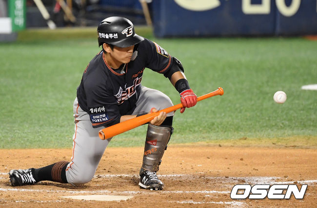 5회초 무사 1루 한화 이해창이 투수 앞 희생번트를 성공시키고 있다. 1루주자 임종찬은 2루까지 진루. /cej@osen.co.kr