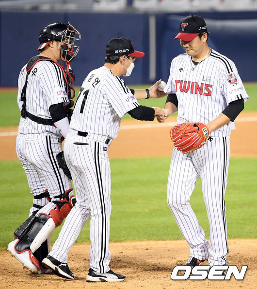  24일 오후 서울 송파구 잠실야구장에서 ‘2020 신한은행 SOL KBO리그’ LG 트윈스와 한화 이글스의 경기가 열렸다.6회초 무사 1루 LG 선발 정찬헌이 교체되고 있다. /cej@osen.co.kr