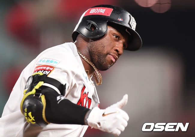 24일 오후 수원 KT위즈파크에서 '2020 신한은행 SOL KBO리그' KT 위즈와 NC 다이노스의 경기가 열렸다.5회말 1사 KT 로하스가 솔로 홈런을 때린 뒤 베이스를 돌고 있다. /youngrae@osen.co.kr