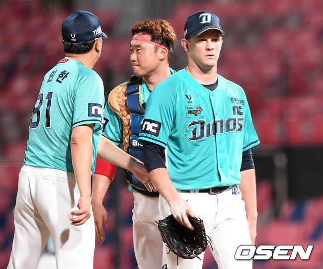 24일 오후 수원 KT위즈파크에서 '2020 신한은행 SOL KBO리그' KT 위즈와 NC 다이노스의 경기가 열렸다.6회말 무사 만루 NC 루친스키가 강판되고 있다. /youngrae@osen.co.kr