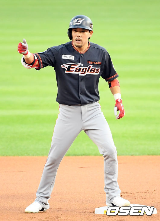 1회초 한화 선두타 자 이용규가 우전 2루타를 때려낸 뒤 세리머니를 하고 있다. /cej@osen.co.kr