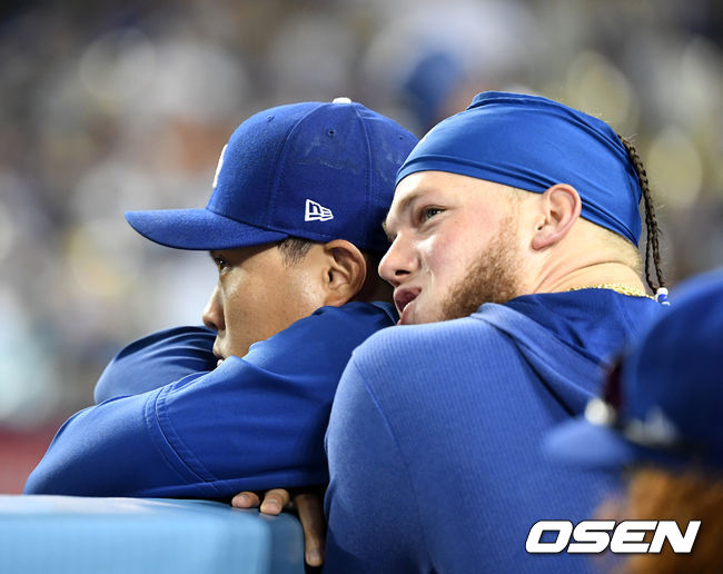 지난해 LA 다저스 시절 알렉스 버두고(오른쪽)가 류현진에 안겨 전광판을 바라보고 있다./jpnews@osen.co.kr