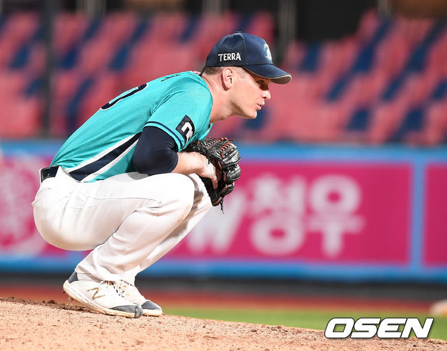 24일 오후 수원 KT위즈파크에서 '2020 신한은행 SOL KBO리그' KT 위즈와 NC 다이노스의 경기가 열렸다.6회말 무사 1,2루 NC 루친스키가 볼넷 판정에 아쉬워하고 있다. /youngrae@osen.co.kr